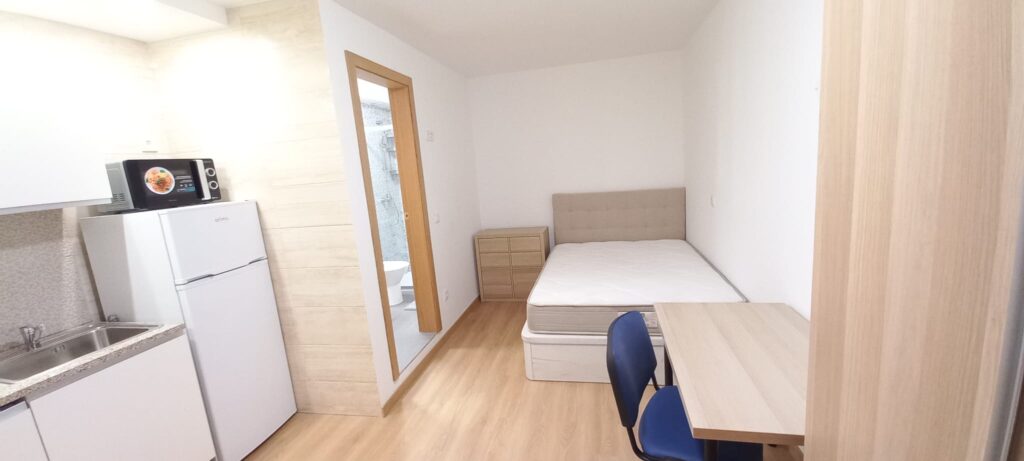 Estúdio Jardim, Rua do Amial, Porto: vista geral, com a cozinha, a cama e a secretária