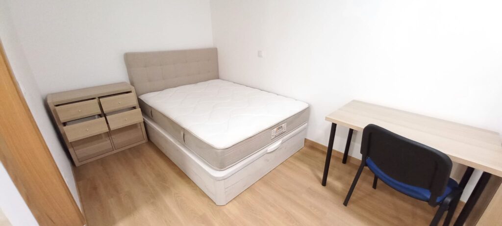 Estúdio Jardim, Rua do Amial, Porto: cama, cómoda e secretária