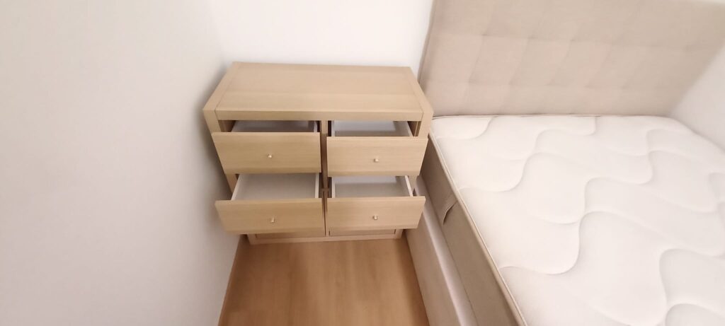 Estúdio Jardim, Rua do Amial, Porto: cómoda junto à cama