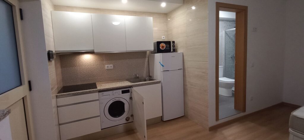 Estúdio Jardim, Rua do Amial, Porto: cozinha com placa, frigorífico, micro-ondas e máquina de lavar roupa