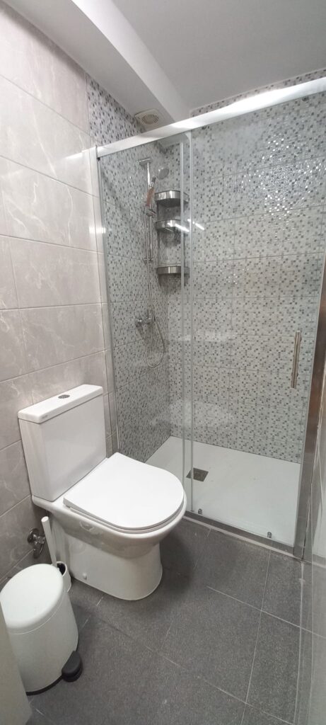 Estúdio Jardim, Rua do Amial, Porto: casa de banho com duche