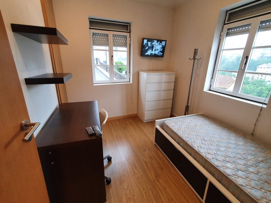 Bedroom in the 2nd floor flat on Travessa do Marco Preto
