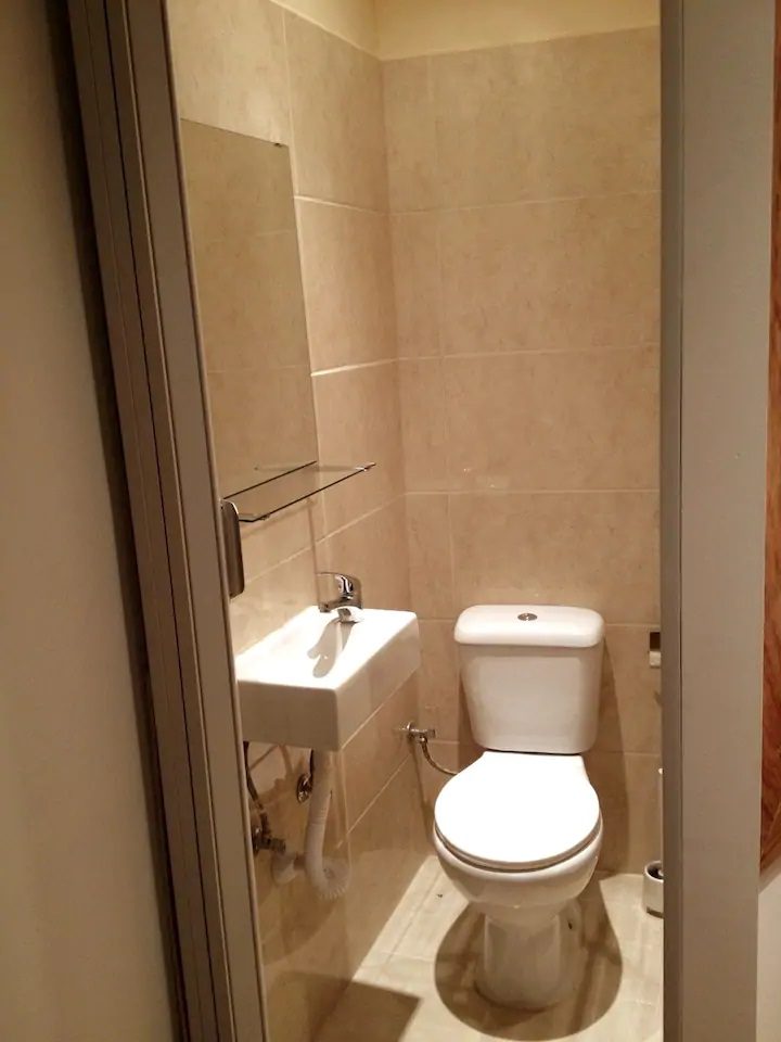 Marco Preto, 2.º andar: WC privativo do primeiro quarto