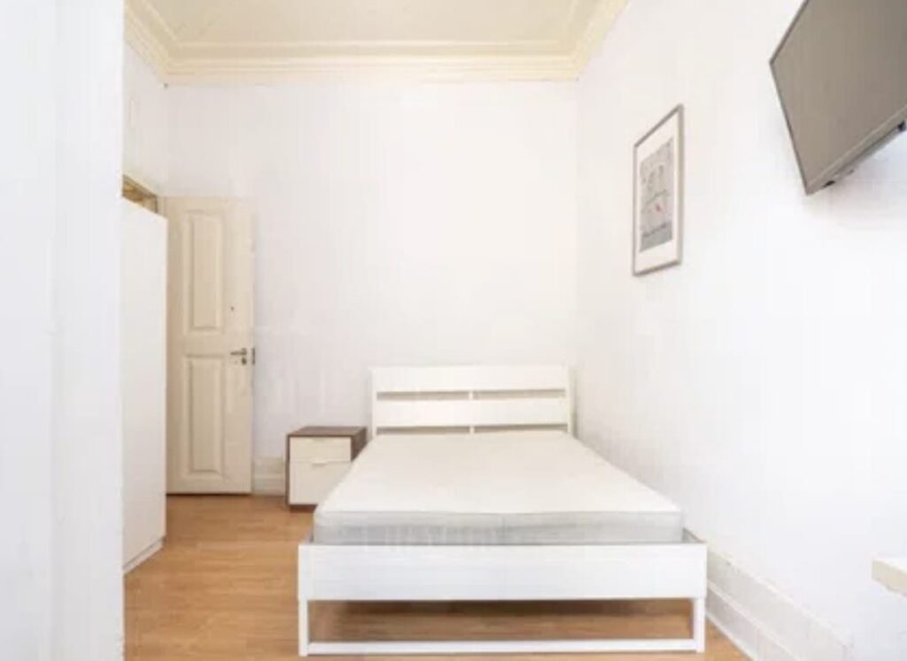 Saragoça, 1.º Esquerdo: quarto com cama de casal