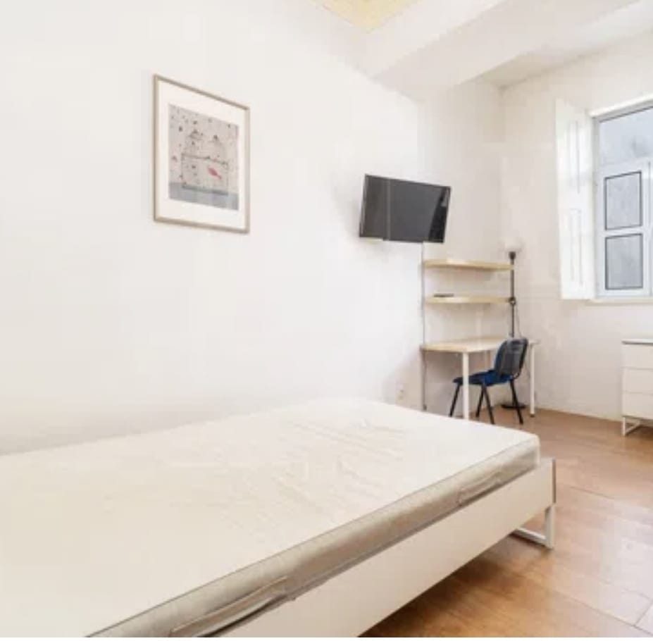 Saragoça, 1.º Esquerdo: quarto com cama de casal e televisor
