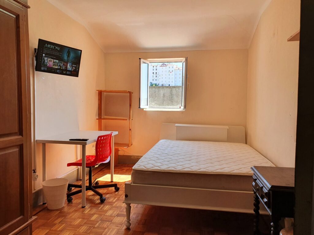 Saragoça, 3.º Esquerdo: quarto 2