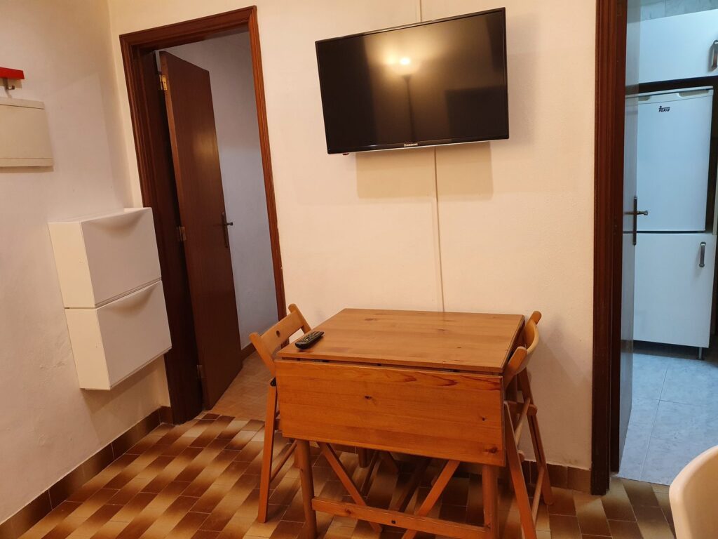António de Vasconcelos, R/C: sala com sofá-cama