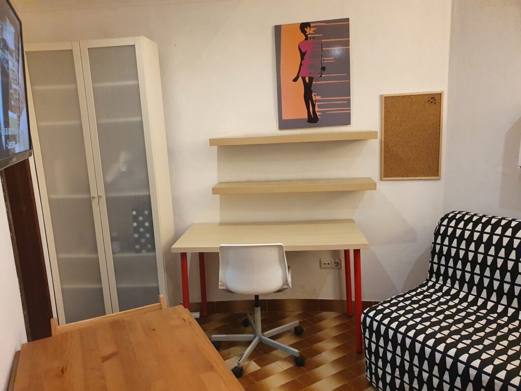 António de Vasconcelos, R/C: sala com secretária
