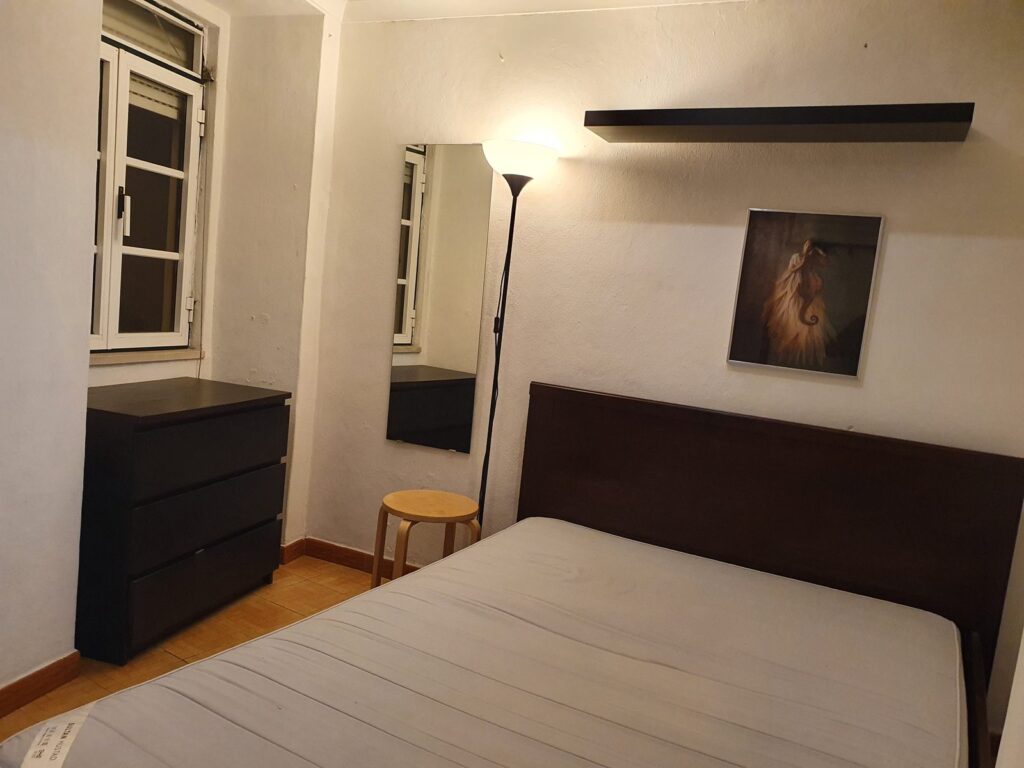 António de Vasconcelos, R/C: quarto com cama de casal